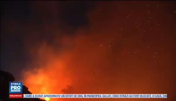 Incendii puternice de vegetatie in sudul Frantei. Peste 10.000 de oameni au fost evacuati peste noapte din calea flacarilor