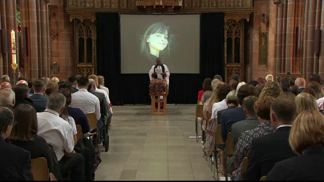 Cea mai tanara victima a atentatului de la Manchester Arena, inmormantata. Toti cei prezenti au primit poza fetitei de 8 ani