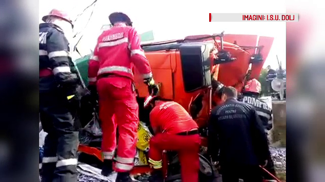 Un TIR incarcat cu saci plini de siliciu s-a rasturnat pe o conducta de gaz in Dolj: soferul a adormit la volan