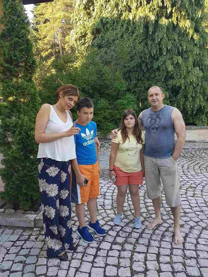 Fotografia pe care presedintele Bulgariei vrea ca nimeni sa nu o mai vada. Ce a postat Rumen Radev pe Facebook