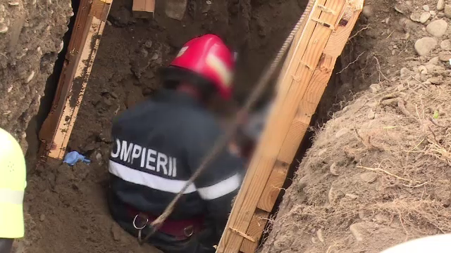 Muncitor, ingropat in pamant pana la gat, in timp ce sapa un canal. Ce sustine reprezentatul firmei care l-a angajat