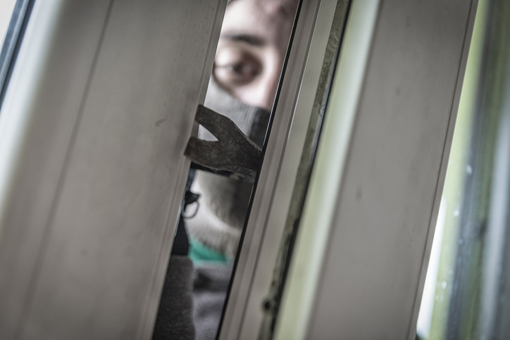 Fosta sefa de la Protectia Consumatorului, jefuita de hoti. Femeia nu poate justifica suma uriasa ce i-a fost furata