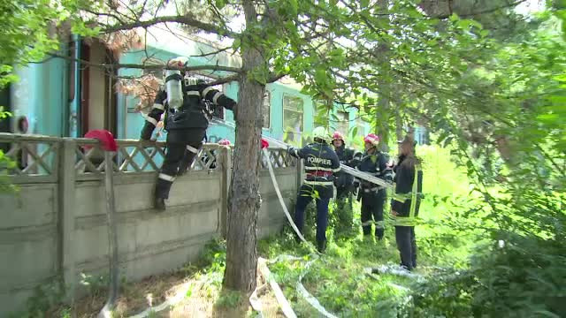 Simulare de dezastru in Pitesti: doua trenuri, unul de pasageri si unul cu carburanti, s-ar fi ciocnit. Reactia pompierilor