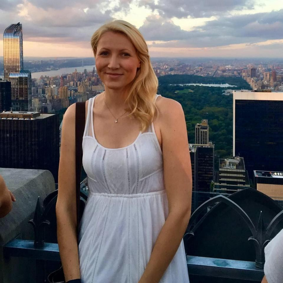 O profesoara bauta a intretinut relatii sexuale cu un elev, in toaleta unui avion. Masura luata de conducerea scolii