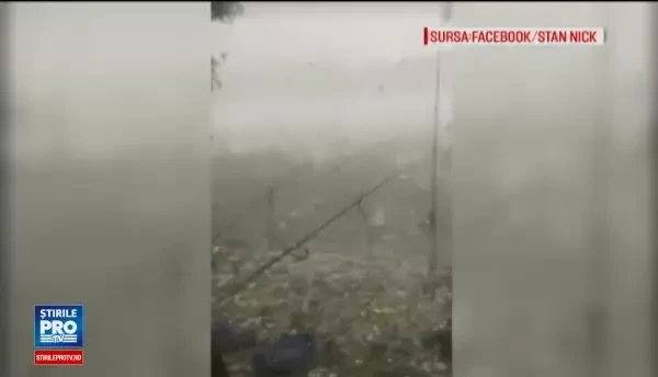 Daunele produse de fenomenele meteo NU sunt complet acoperite de asigurari. Hartia de la ANM de care au nevoie pagubitii