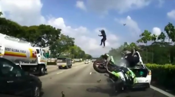 A fost aruncat 20 de metri in aer, dupa ce a lovit o masina stationata pe banda de urgenta. Ce s-a intamplat cu tanarul