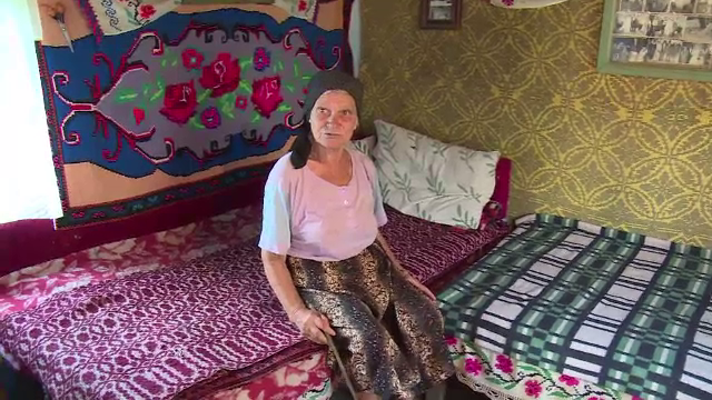 O batrana de 81 de ani acuza un tanar ca a intrat peste ea in casa. Vecinele sustin insa ca ii plac vizitele barbatului