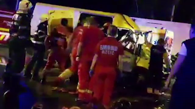 Un sofer se afla cu fiii sai de 15 si 19 ani in masina, cand au lovit in plin un TIR. Tinerii au ramas incarcerati