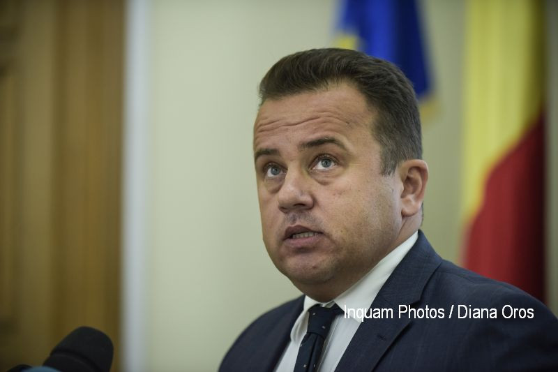 Ministrul Educaţiei, Liviu Pop, iși dorește interzicerea telefoanelor mobile în școli