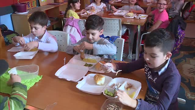 Programul "masa calda" va fi extins, desi pana acum a fost un esec. Liviu Pop sustine ca stie de ce nu a functionat