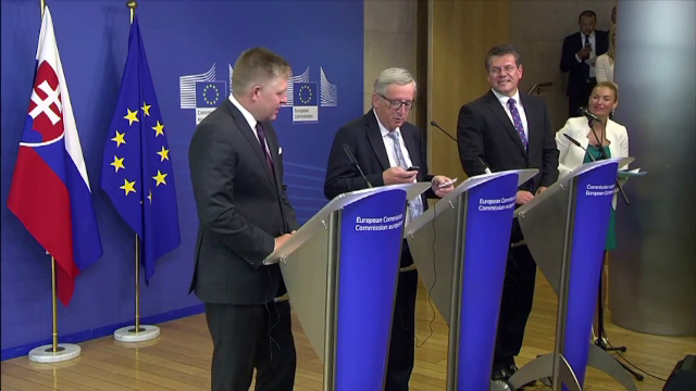 Jean-Claude Juncker i-a inchis telefonul lui Merkel, dupa ce a crezut ca il suna sotia. VIDEO