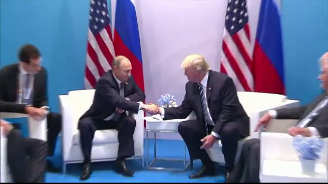 Donald Trump, "tradat" de propriul partid. John McCain, operat recent pe creier, a votat pentru pastrarea Obamacare