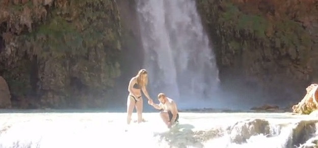 Cererea in casatorie a unui britanic s-a dovedit a fi de neuitat pentru sotia sa. Cum a "reusit" sa piarda inelul. VIDEO