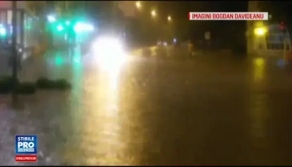 Tulcea a fost inghitita de apa noaptea trecuta.O ploaie torentiala de cateva minute a inundat orasul si a blocat traficul
