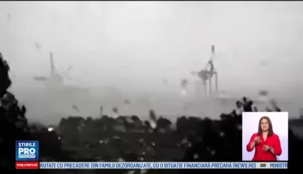 Furtuna puternica la Istanbul. O macara si zeci de ziduri vechi puse la pamant; 10 persoane au fost ranite