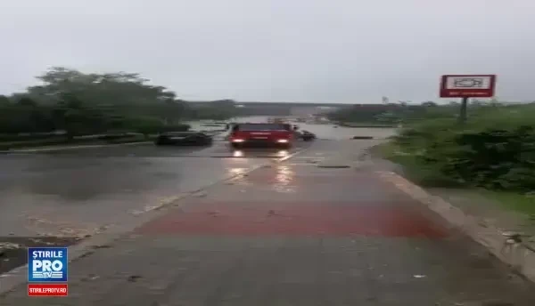 Zeci de strazi din mai multe localitati din Constanta, inundate in urma ploilor din ultimele ore. Pompierii au intervenit