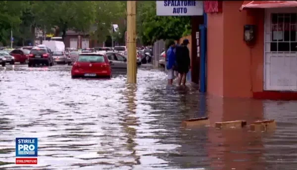 Ploile torentiale au facut prapad in Tulcea si Constanta. Suvoaiele au facut pana si soarecii sa iasa din canalizari. FOTO