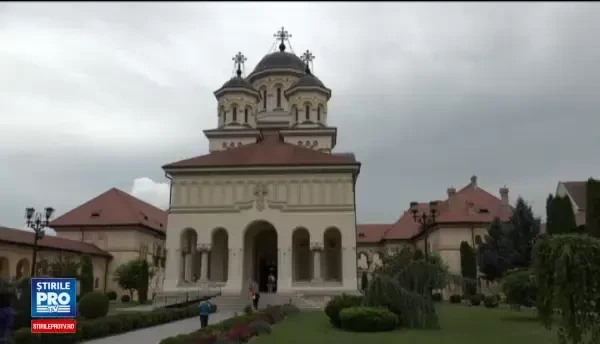 Cristian Pomohaci este, de vineri, doar cantaret de muzica populara. Fostul preot a fost caterisit