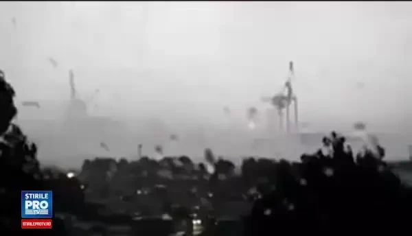Furtuna puternica la Istanbul: zece persoane au fost ranite. Botul unui avion, distrus de grindina