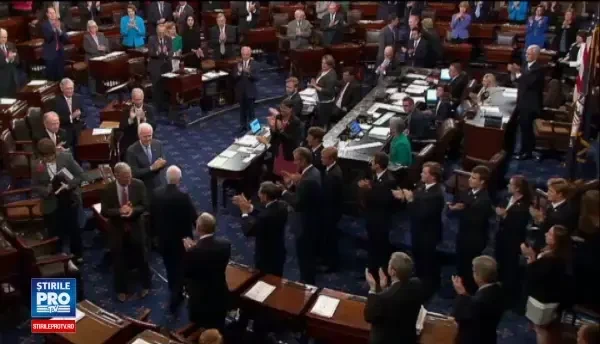 Donald Trump, tradat de propriul partid. John McCain, operat recent pe creier, a votat pentru pastrarea Obamacare