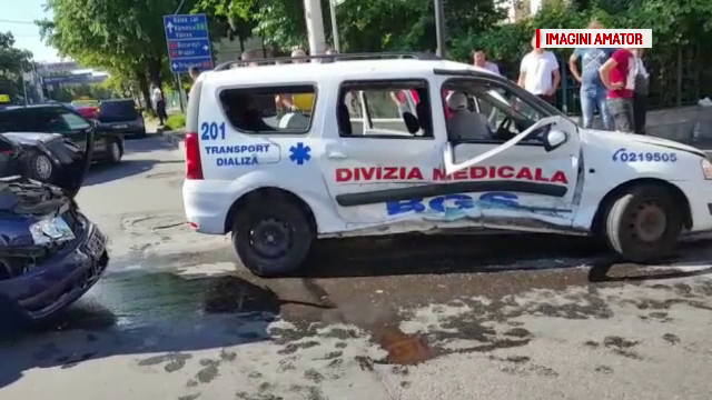 Noua persoane, printre care doi copii, transportate la spital. O masina si o ambulanta, implicate intr-un accident