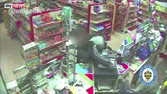 Doua femei s-au luptat cu un hot, in timp ce voia sa jefuiasca un magazin. Condamnarea uriasa primita de barbat