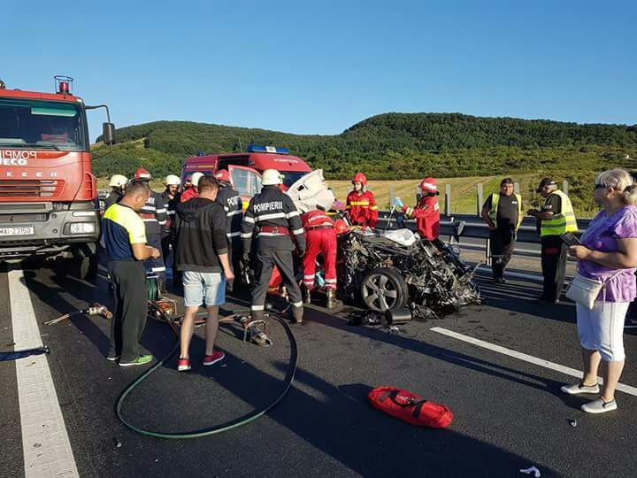 Doi barbati si o fata de 14 ani au fost raniti intr-un accident pe autostrada Sibiu – Orastie. Traficul este restrictionat