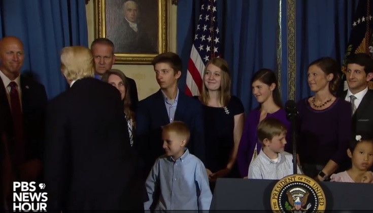 Trump a fost filmat ignorand un baiat cu dizabilitati, care voia sa dea mana cu el. VIDEO