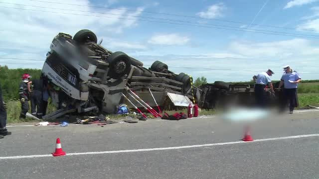 Un sofer si-a pierdut viata, dupa ce camionul pe care il conducea s-a rasturnat. A fost nevoie de interventia pompierilor