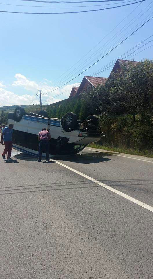 Un microbuz s-a rasturnat pe DN14 si a ars in totalitate. Patru persoane se aflau in masina