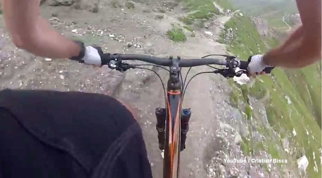 Un turist, care se afla cu bicicleta pe masivul Bucegi, este cautat de salvamontisti, dupa ce a cazut intr-o prapastie