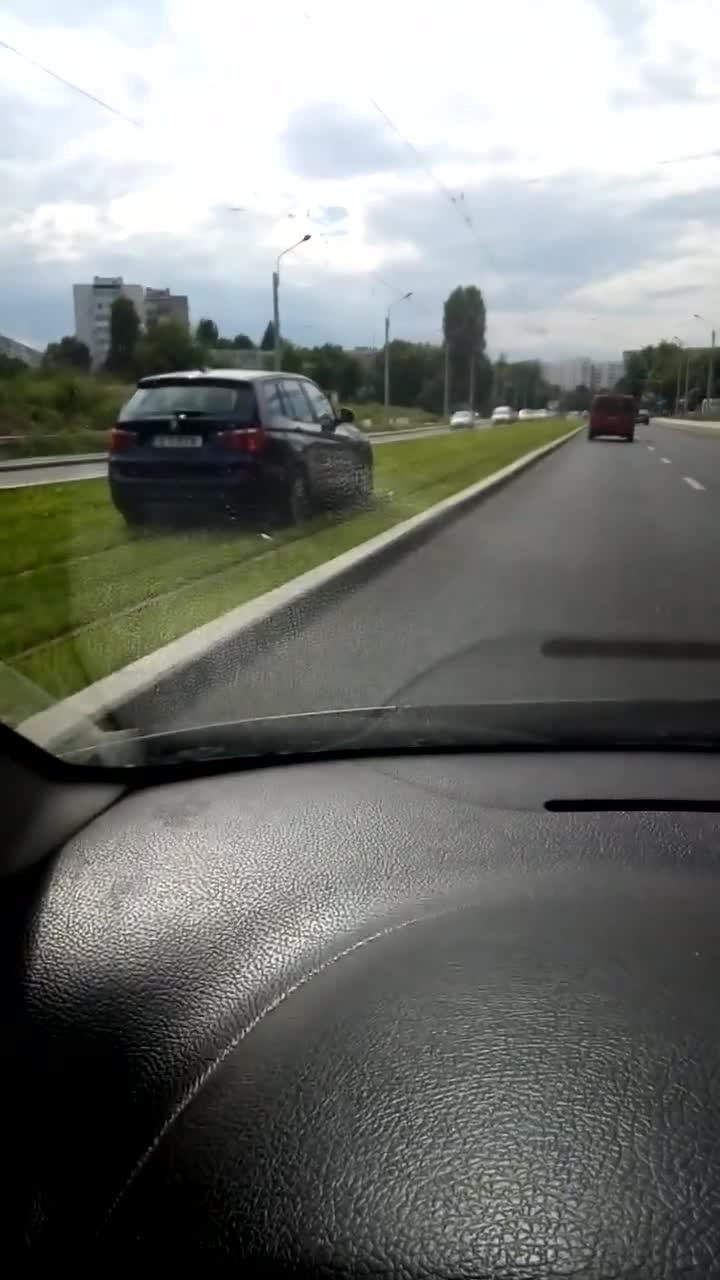 Sofer filmat in timp ce merge pe linia de tramvai si distruge spatiul verde, in Capitala. Politia incearca sa il identifice
