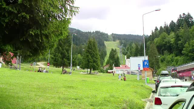 Mii de turisti au preferat muntele in locul litoralului in acest weekend. Cu totii au trecut testul aglomeratiei de pe DN 1