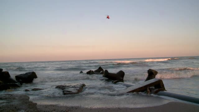 Adolescent in varsta de 15 ani, disparut in mare in zona Vadu. Bunicul sau, care a fost si el la un pas sa se inece, salvat