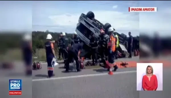 Un sofer si-a pierdut viata, dupa ce camionul pe care il conducea s-a rasturnat. A fost nevoie de interventia pompierilor