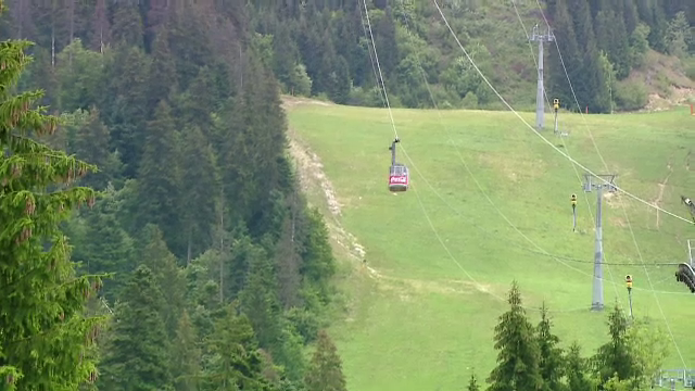 Mii de romani au ajuns in statiunile montane precum Rasnov sau Poiana Brasov. Care sunt obiectivele turistice locale