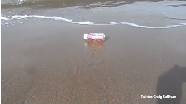 A aruncat in mare sute de sticle cu mesaje, pentru a-si gasi sufletul pereche. Reactiile dure de care a avut parte