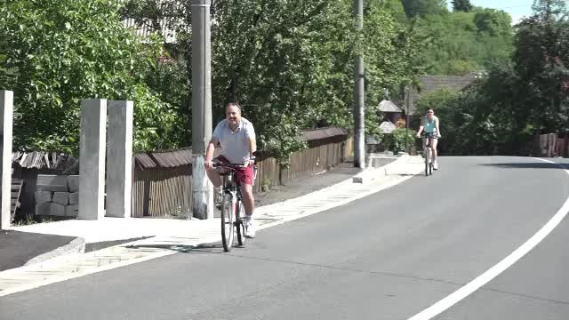 Are cele mai multe trasee pentru biciclete, insa riscul sa te ratacesti e mare. Nu sunt indicatoare, iar GPS-ul nu merge