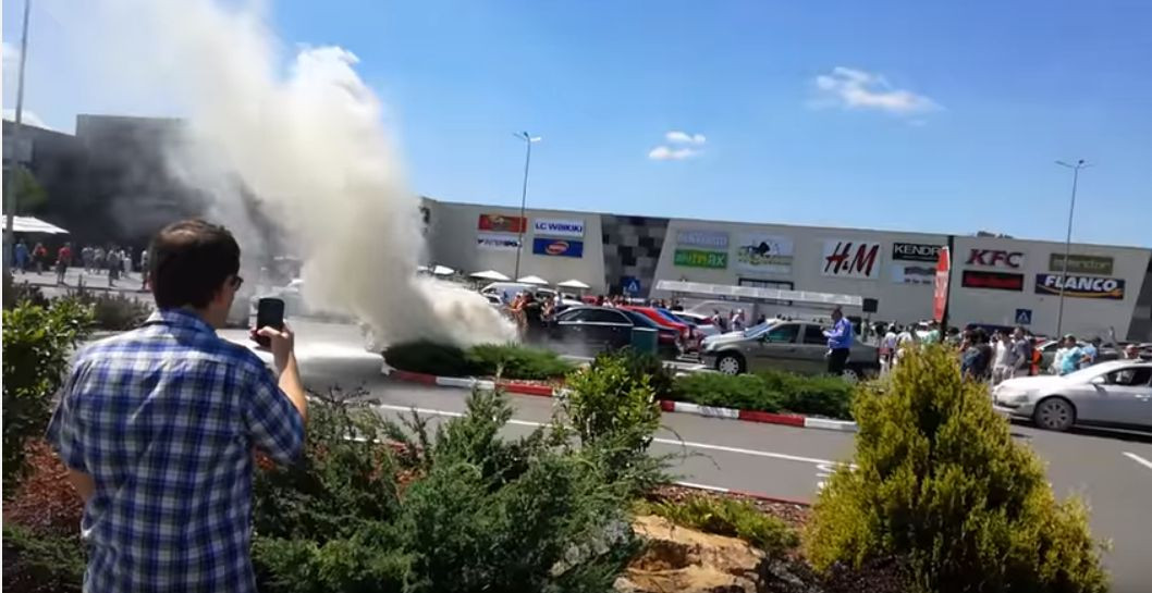 O masina a luat foc in parcarea unui mall din Galati. Autoturismele din jur, la un pas sa fie cuprinse de flacari. VIDEO