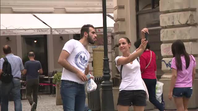 Romanii, pe primul loc in UE la facut fotografii in vacanta. Tanara: "Fac o mie de poze in acelasi cadru, dupa care aleg una"
