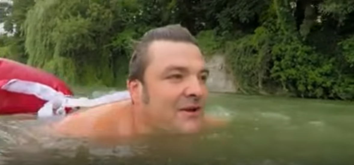 Un neamt inoata zilnic 2 km pana la munca pentru a evita traficul. Cum reuseste sa ajunga imbracat in costum la birou. VIDEO