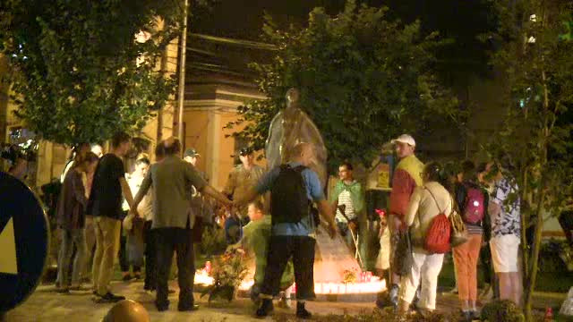 1 an si 9 luni de Colectiv: monumentul din Piata Bucur, inconjurat cu 65 de candele albe