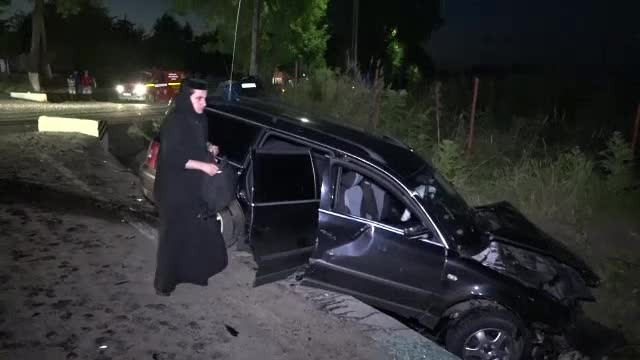 Patru raniti in Botosani, dupa ce o masina in care se aflau trei maicute nu a oprit la semnul Stop si a lovit un autoturism
