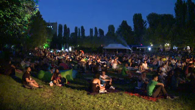 Festivalul "Marele Picnic": Mii de bucuresteni au urmarit "de la firul ierbii" proiectii de scurtmetraj in Gradina Botanica