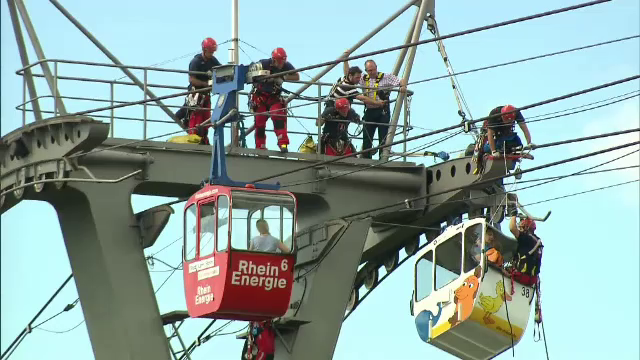 100 de persoane, printre care si copii, au ramas blocati intr-un teleferic din Koln, dupa ce o telecabina a lovit un stalp
