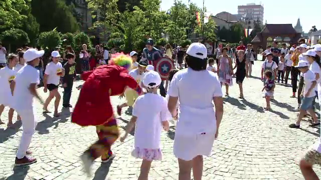 De Ziua Internationala a Prieteniei, 80 de copii din familii sarace au fost ajutati sa se pregateasca pentru noul an scolar