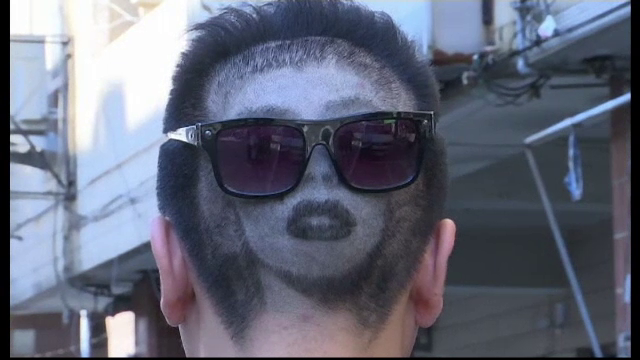 Un frizer din Taiwan este supranumit "sculptorul din par". Cat dureaza sa-ti "creeze" chipul unei vedete pe scalp