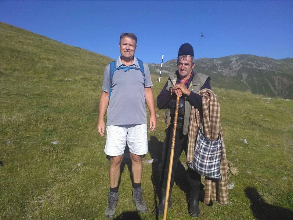 Klaus si Carmen Iohannis, in drumetie prin Parang. Presedintele s-a pozat pe munte impreuna cu un cioban