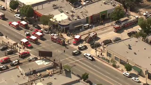 9 persoane care se aflau pe o terasa din Los Angeles au fost spulberate de o masina. Reactia soferului dupa accident