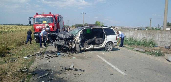 Accident rutier grav in Timis din cauza unei depasiri riscante. Un cuplu a murit, patru oameni au fost raniti. VIDEO